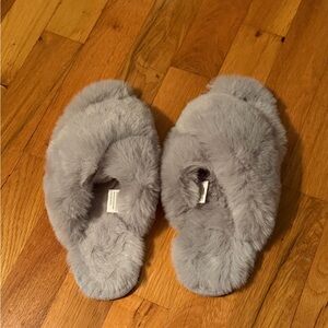 LC Lauren Conrad Cozy Gray Faux Fur Slippers